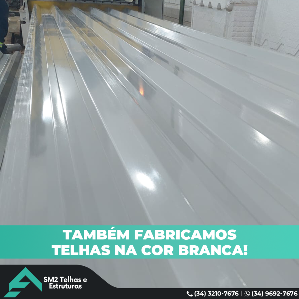 Nossa linha de telhas metálicas também são disponíveis na cor branca! ▪ A cor branca não apenas confere um visual moderno e elegante, mas também reflete a luz solar, ajudando a manter a temperatura interna mais amena. Uma escolha perfeita para projetos que buscam sofisticação e eficiência térmica.
